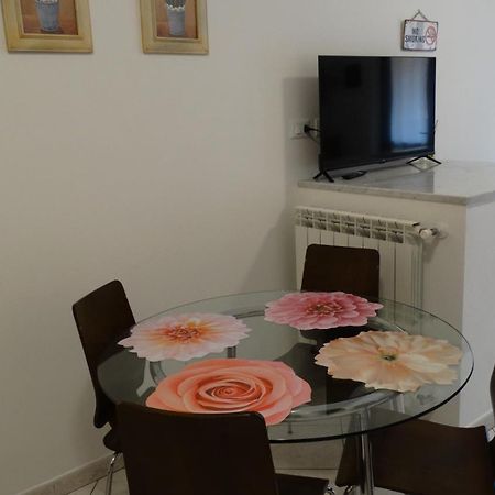 Rose Apartment Luni Ngoại thất bức ảnh