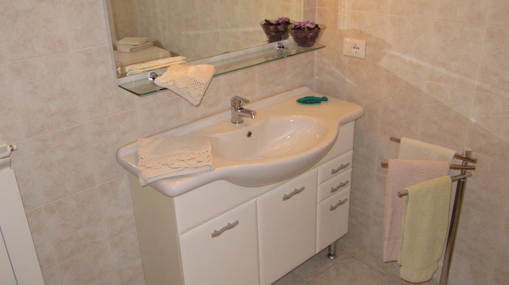 Rose Apartment Luni Ngoại thất bức ảnh